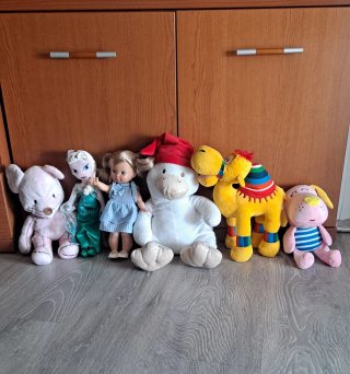 Lote de peluches: Hello Kitty, Minion, Pato