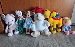Lote de peluches: Hello Kitty, Minion, Pato