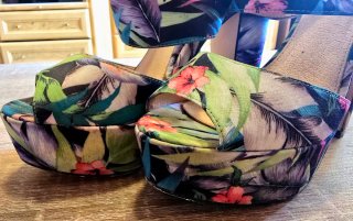 Sandalias de tacón con estampado floral. La Strada