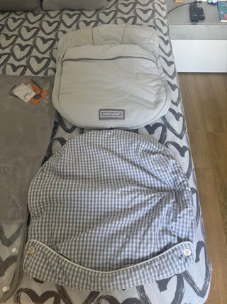 Conjunto de saco capazo y silla de bebé.