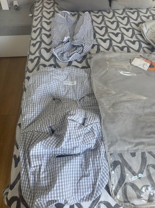 Conjunto de saco capazo y silla de bebé.