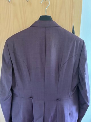 Traje de boda color berenjena