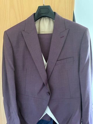 Traje de boda color berenjena
