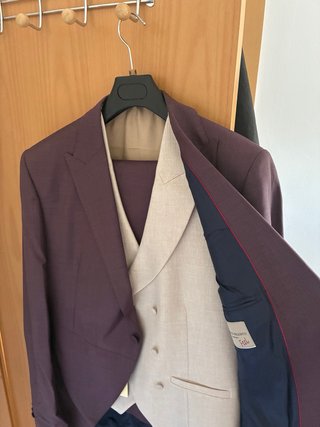 Traje de boda color berenjena