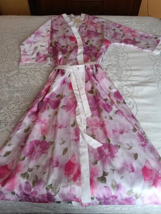 Bata de Raso de seda floral ( sin estrenar)