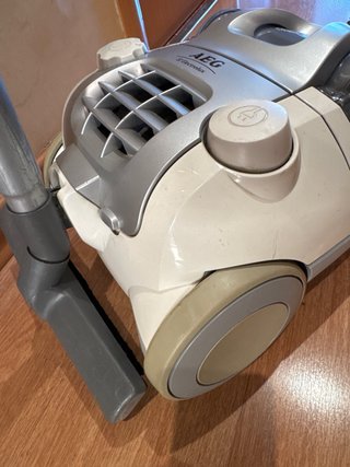 Aspirador AEG 2000W sin bolsa