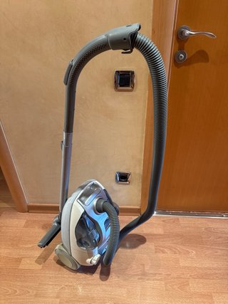 Aspirador AEG 2000W sin bolsa
