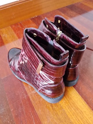 Botas de lluvia rojas y moradas