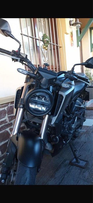 Moto Naked Negra y Gris