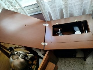 Máquina de coser Alfa con mueble a medida.