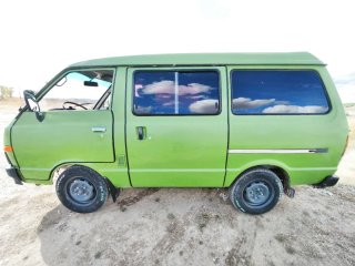 Nissan Vanette 1986 con avería en el motor