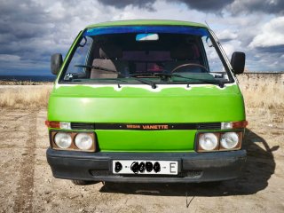 Nissan Vanette 1986 con avería en el motor