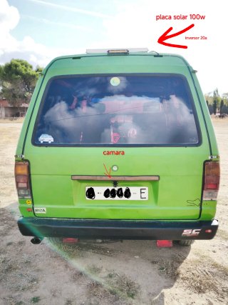 Nissan Vanette 1986 con avería en el motor