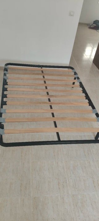 Somier metálico con láminas de madera, más patas.