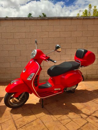 Vespa GTS 250 ie Roja