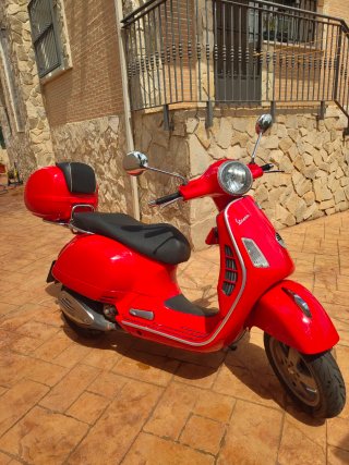 Vespa GTS 250 ie Roja