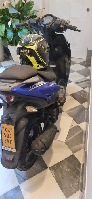 Yamaha Aerox Scooter Azul y Negro