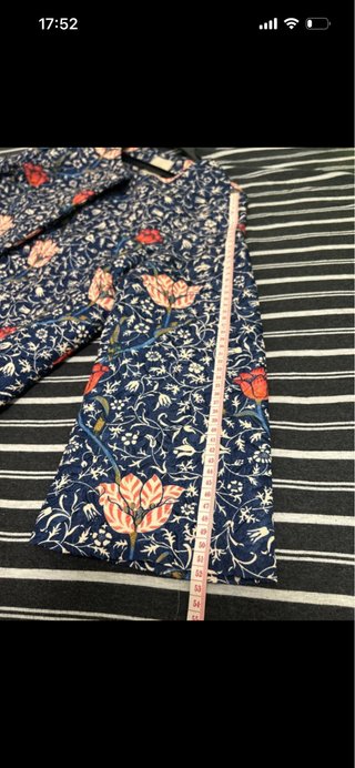 Chaqueta acolchada floral azul y rosa