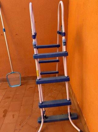 Escalera Piscina + Red Limpieza