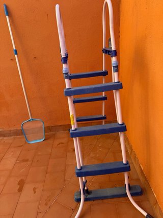 Escalera Piscina + Red Limpieza