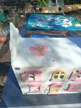 Casita de muñecas de madera