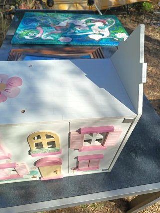 Casita de muñecas de madera
