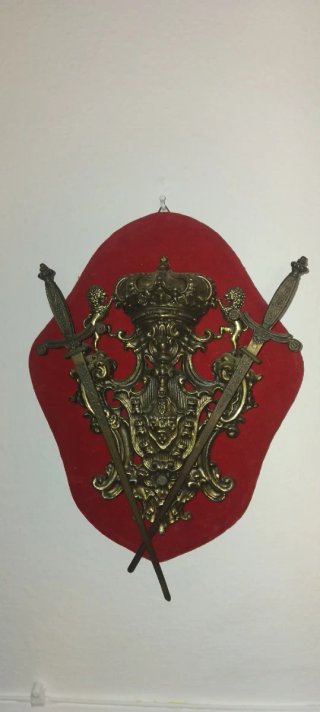 Escudo Vintage Pared con Espadas y Corona
