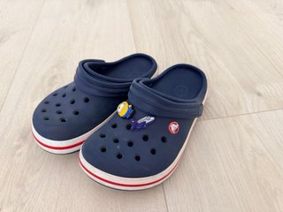 Crocs niño azul con Jibbitz (talla 33)