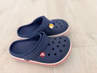 Crocs niño azul con Jibbitz (talla 33)