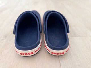 Crocs niño azul con Jibbitz (talla 33)