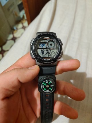 Reloj Casio AE-1000W con brújula