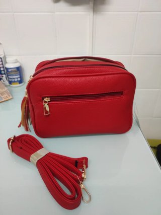 Bolso rojo con correa y detalles dorados