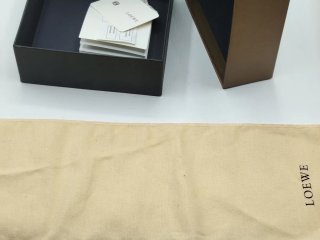 Caja Loewe con accesorios y bolsa guardapolvo