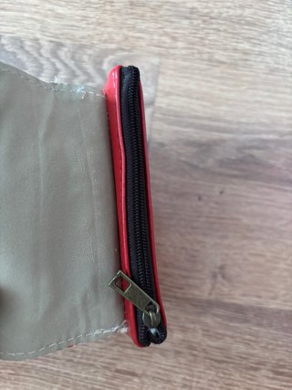 Monedero rojo con estampado geométrico