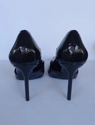 Zapatos de tacón de la marca Zara.
