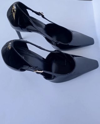 Zapatos de tacón de la marca Zara.