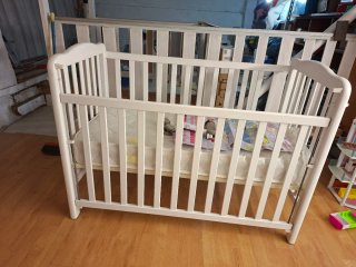 Cuna de madera blanca con colchón