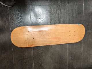 Tabla de skate negra con detalles