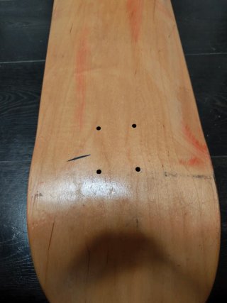 Tabla de skate negra con detalles