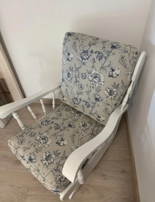 Mecedora floral gris y blanca