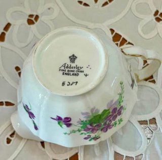 Lattiera Adderley in porcellana con violette