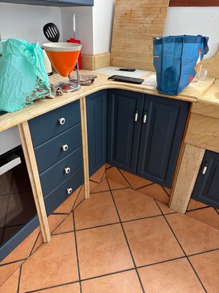 Muebles de cocina azul y cristal