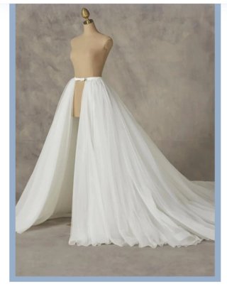 Sobrefalda Pronovias impecable