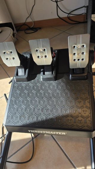 simulatore guida Thrustmaster Ferrari SF1000