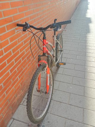 Bicicleta Adulto Montaña Roja con rueda pinchada