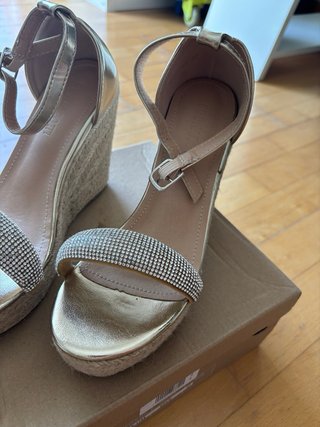 Sandalias doradas cuña con pedrería talla 37