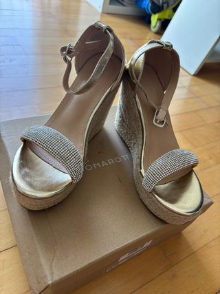 Sandalias doradas cuña con pedrería talla 37