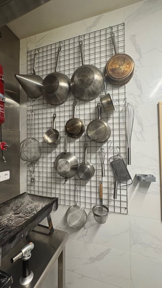 Set completo di stoviglie e utensili da cucina professionale per hotel