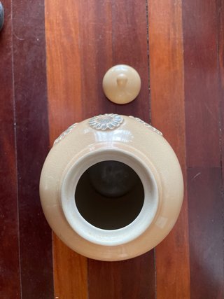 Jarrón de cerámica beige con flores