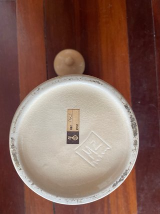 Jarrón de cerámica beige con flores